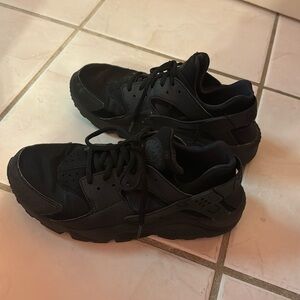 Black Nike Huaraches